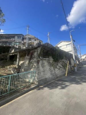 ・徒歩11分で駅アクセス◎・広々とした接道面積14.2m・建ぺい率60%で建築の自由度高い・最大容積率200%でゆとりのある建築可能