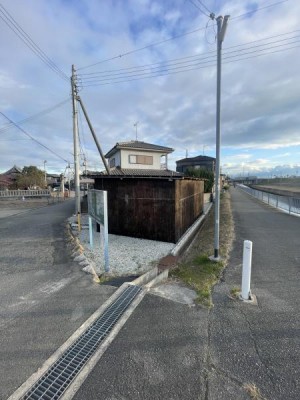 ・自然に囲まれた静かな住環境・交通利便性のある駅から徒歩圏内・広めの接道で建物の出入りもスムーズ・リビングや庭でのゆとりある生活を実現！