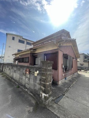 ■山陽本線土山駅まで徒歩16分！  ■広々6DKの中古戸建です♪  ■2階建てで家族にぴったり！