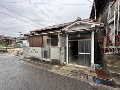山陽電気鉄道本線西新町駅約１８分、山陽本線明石駅徒歩約２０分
マックスバリュ茶園場店、ファッションセンターしまむら明石店、DCM明石店徒歩約７分