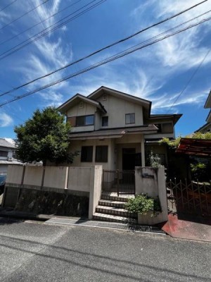 ゆとりの５DKにつき、お子様がいるご家族にも安心です。
 ミニバン駐車可。平成２年６月築