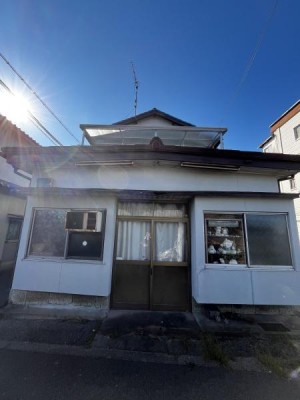 オーナーチェンジ物件です。月額賃料48,000円表面利回り約11.2%
倉庫付年間7800円使用料発生します。