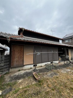 京都市伏見区・南区・東山区・下京区・右京区を中心とする不動産売買のセンチュリー21ハウスマーケット｜スタッフのオススメ物件や、オープンハウス・現地説明会など最新情報をお届け 約106坪のゆとりある敷地。線引き前住宅なので同規模同用途での再建築可能です。
