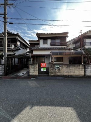 京都市伏見区・南区・東山区・下京区・右京区を中心とする不動産売買のセンチュリー21ハウスマーケット｜スタッフのオススメ物件や、オープンハウス・現地説明会など最新情報をお届け 山陽曽根駅徒歩9分の近さ。通勤通学に便利＋駅周辺の生活施設も利用しやすい
