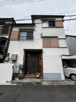 部屋数充実の4DK。ご家族でゆったり暮らせる3階建住宅。敷地面積約19.47坪
駐車場付き（軽自動車のみ）ウッドデッキで家庭菜園可能です。
