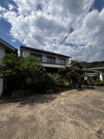 京都市伏見区・南区・東山区・下京区・右京区を中心とする不動産売買のセンチュリー21ハウスマーケット｜スタッフのオススメ物件や、オープンハウス・現地説明会など最新情報をお届け 再建築不可物件です。間口不足並びに水路橋に河川占用許可がないので「接道なし」扱いです。
敷地面積は大きいので資材置き場としてもご検討ください。